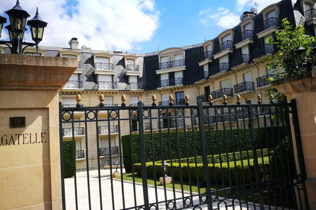 Nid Douillet A Bagatelle Apartment Deauville Bagian luar foto