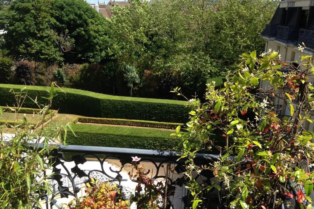 Nid Douillet A Bagatelle Apartment Deauville Bagian luar foto